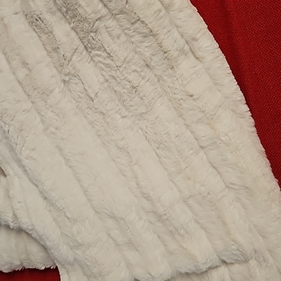 2 very large pieces of soft faux fur for flat lays props RESELLER MUST HAVE EUC - Picture 9 of 9